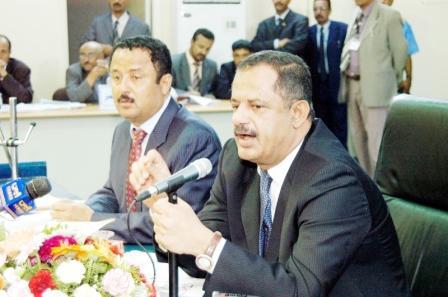 د. مجور يلقي كلمته في ختام المؤتمر الفرعي للسلطة المحلية بتعز أمس